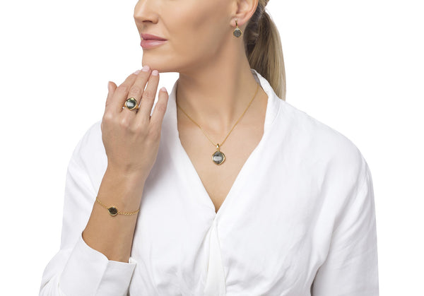 قلادة عين الصقر الرمادية الضبابية