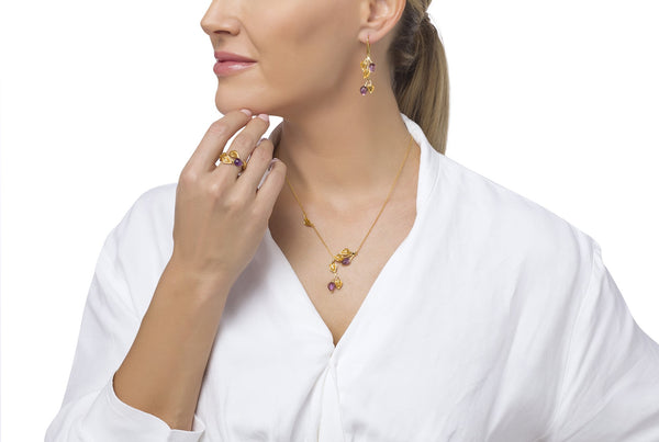 خاتم أرجواني على شكل فرع من أوراق الشجر الذهبية