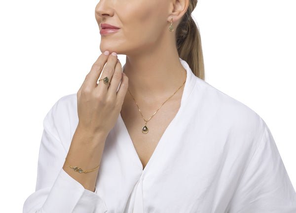 أقراط متدلية باللون الرمادي الضبابي من Morning Dew